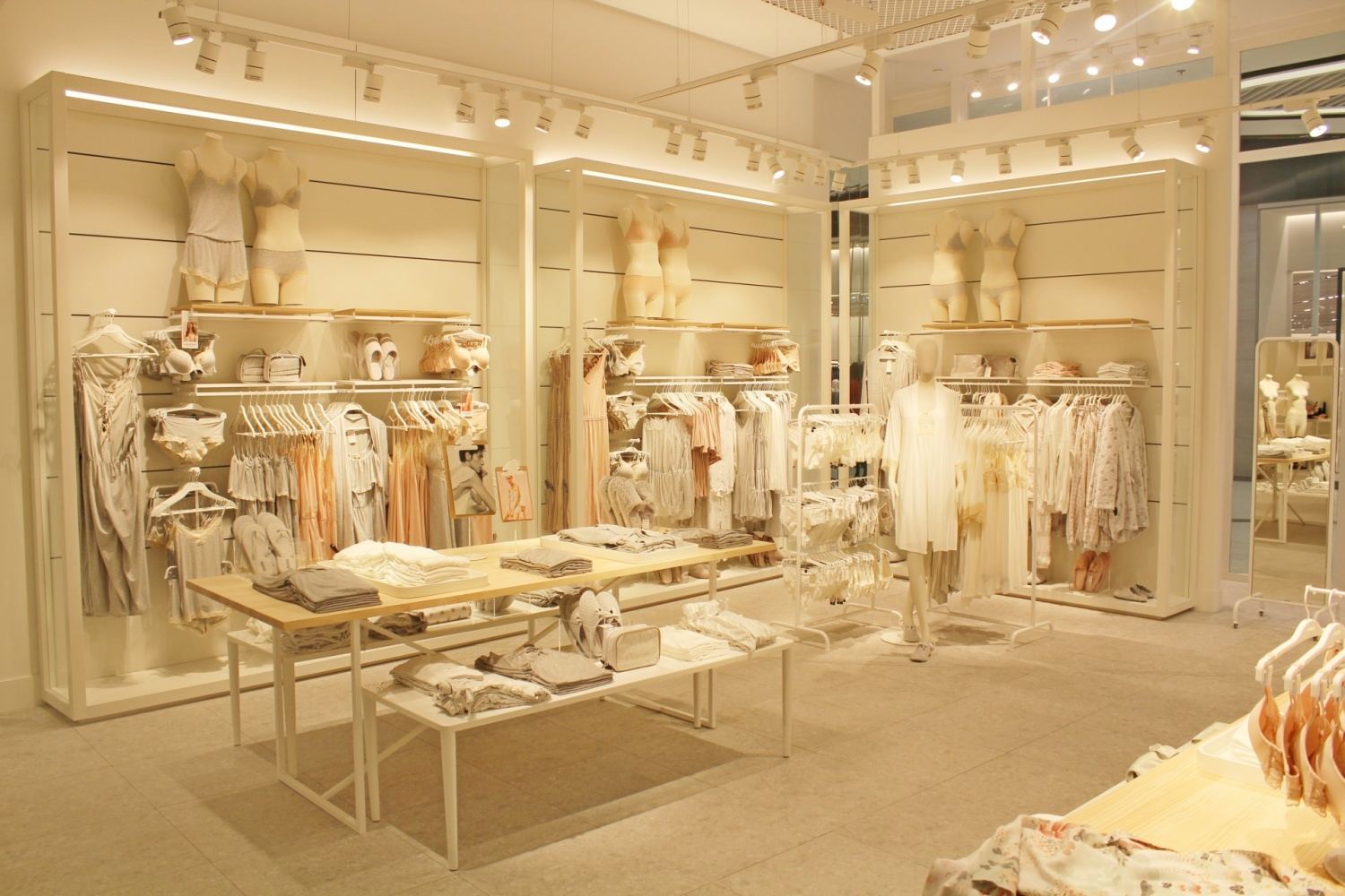 Belvoreneym is your paradise for clothes for sleep and relaxation!